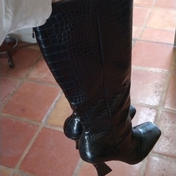 Tall black boots with heels - Picture 3 of 3